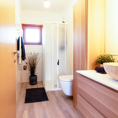 Moderno Con Piscina, Giardino E Terrazzo, P Privato