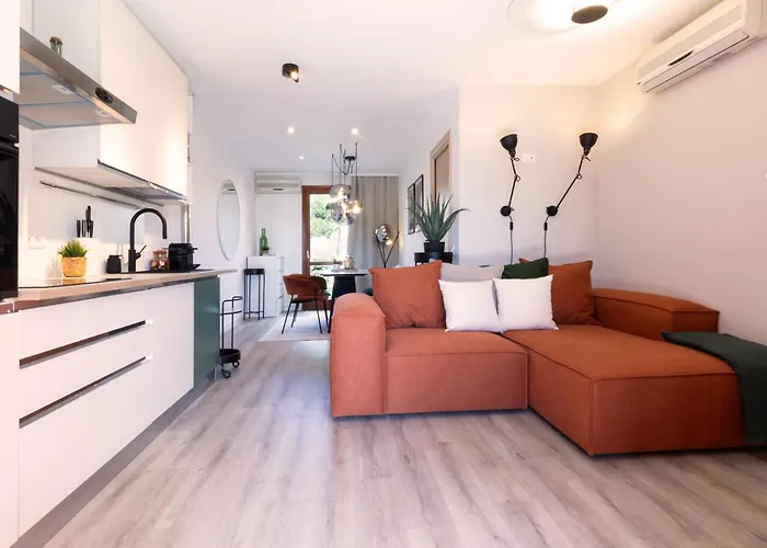 Apartment Exclusive Pool Access, 2 Floors, Balcony View, Parking